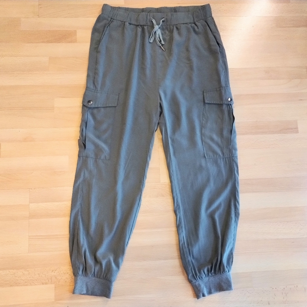 Doe & Rae Lightweight Cargo Joggers Super soft Size Large Olive Green